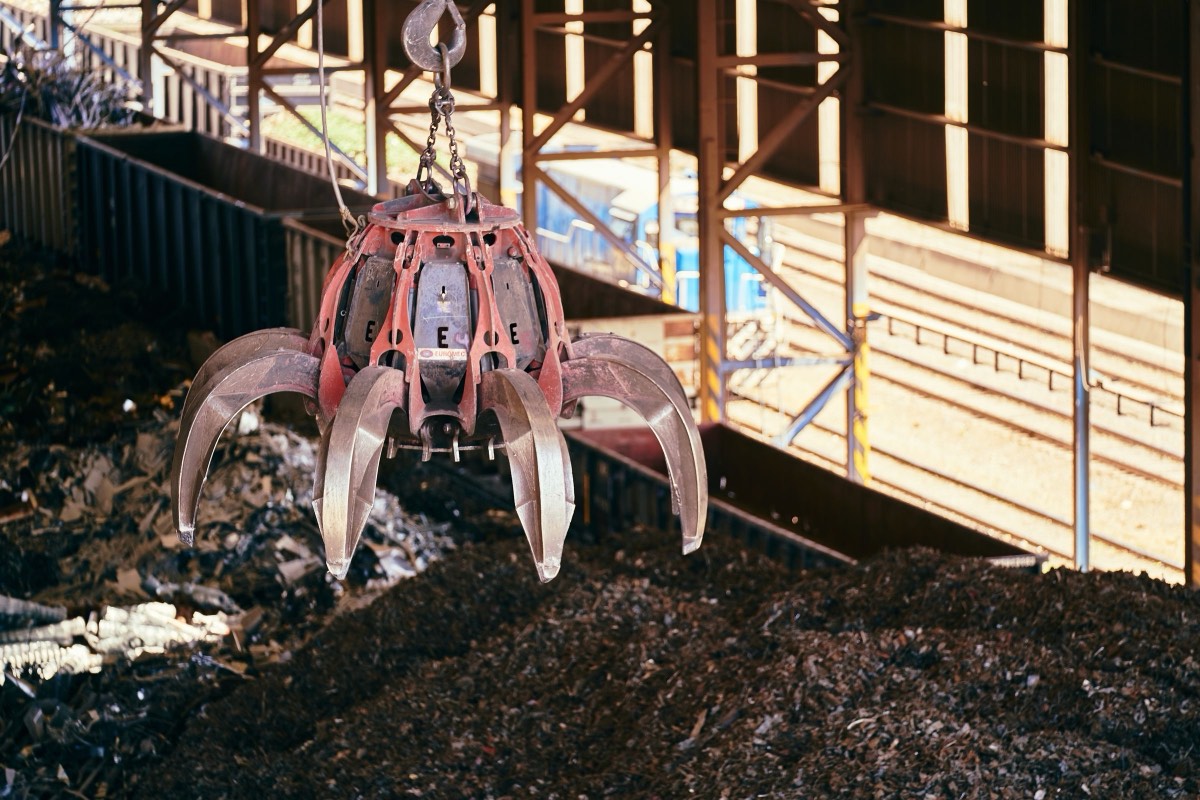 A grab crane lifting mixed waste