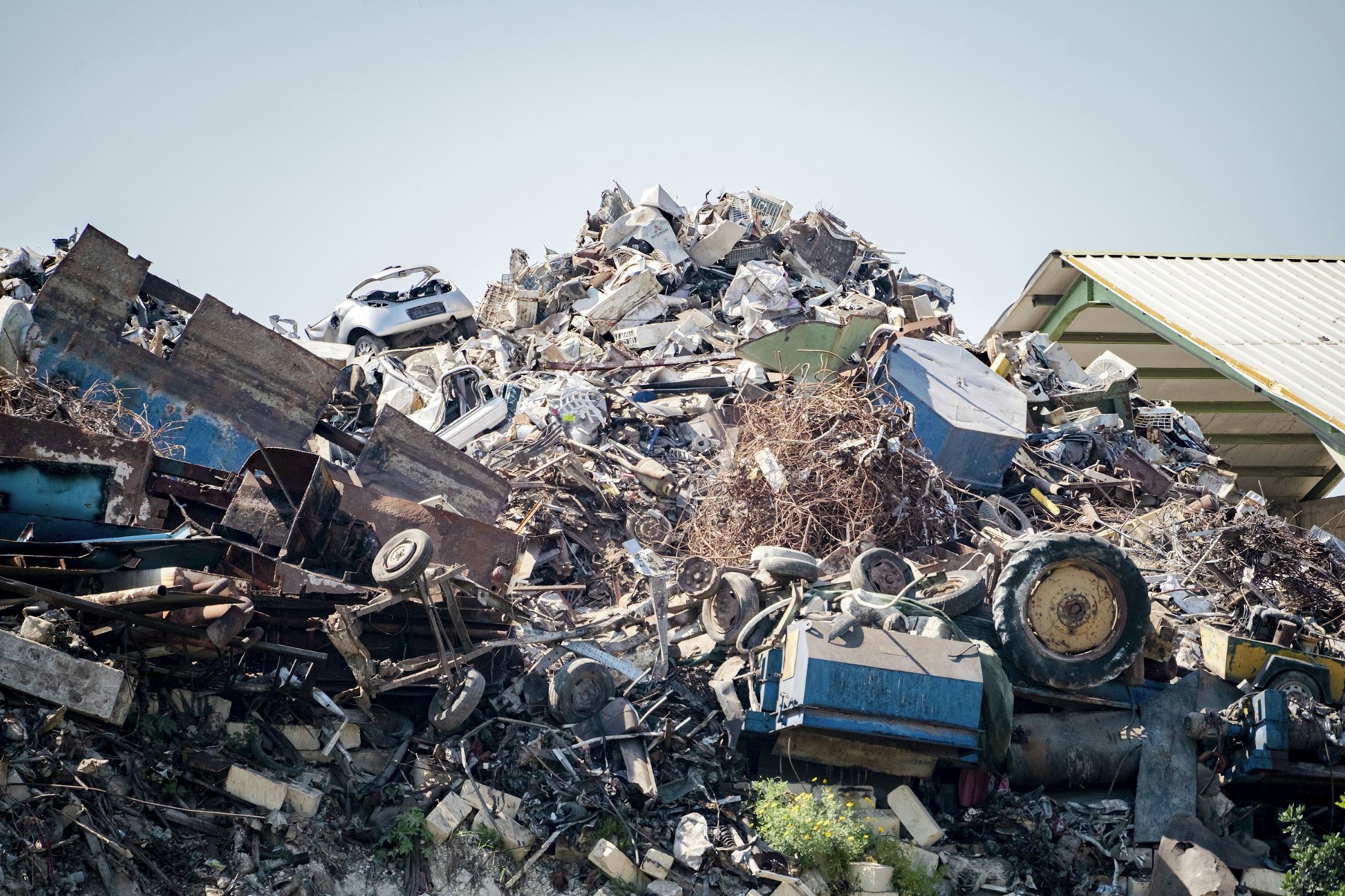 A mixed pile of scrap metal under open sky